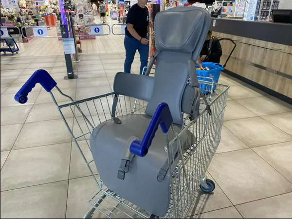 caddie avec siège pour enfant en situation de handicap